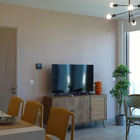 New Sea View Apartment, Pool, Walk To